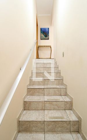 Casa à venda com 130m², 3 quartos e 2 vagasEscada - Quartos