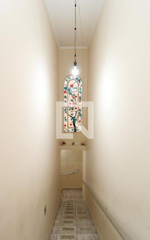 Casa à venda com 130m², 3 quartos e 2 vagasEscada - Quartos