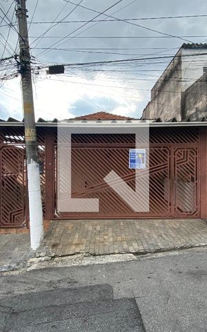 Casa à venda com 130m², 3 quartos e 2 vagas Casa à venda com 130m², 3 quartos e 2 vagasFachada