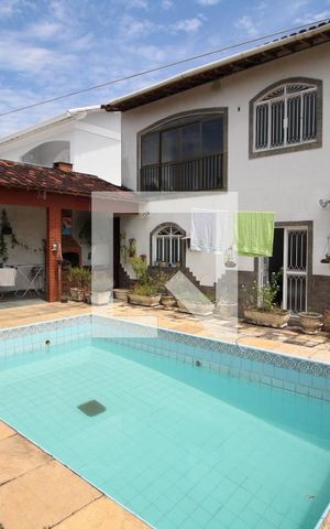 Casa de condomínio à venda com 275m², 3 quartos e 2 vagasFundos