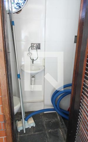 Casa de condomínio à venda com 275m², 3 quartos e 2 vagasBanheiro de Serviço