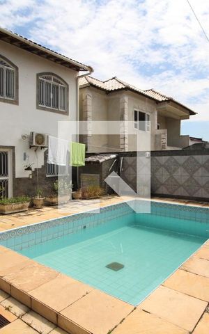 Casa de condomínio à venda com 275m², 3 quartos e 2 vagasPiscina