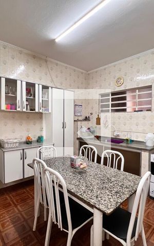 Casa à venda com 270m², 2 quartos e 4 vagas Casa à venda com 270m², 2 quartos e 4 vagasCozinha