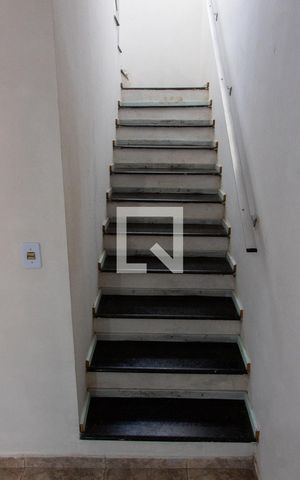 Casa à venda com 250m², 3 quartos e 3 vagas Casa à venda com 250m², 3 quartos e 3 vagasESCADA ACESSO QUARTOS