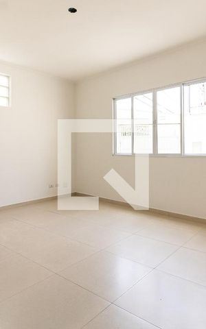Casa à venda com 100m², 3 quartos e 2 vagas Casa à venda com 100m², 3 quartos e 2 vagasSala