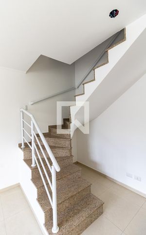 Casa à venda com 100m², 3 quartos e 2 vagas Casa à venda com 100m², 3 quartos e 2 vagasEscada