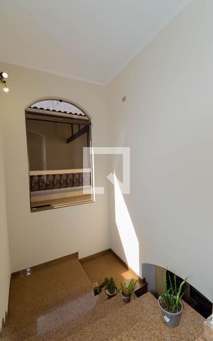 Casa à venda com 295m², 3 quartos e 3 vagasEscada Sala/Quartos