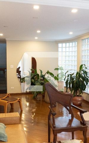 Casa à venda com 212m², 3 quartos e 4 vagas Casa à venda com 212m², 3 quartos e 4 vagasSala
