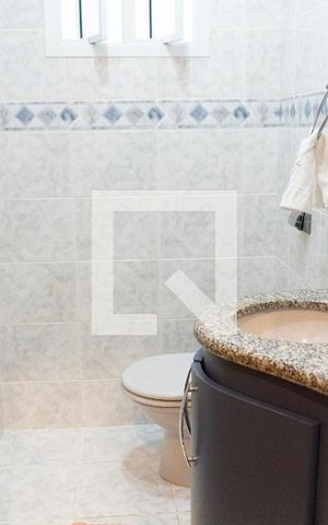 Casa à venda com 212m², 3 quartos e 4 vagas Casa à venda com 212m², 3 quartos e 4 vagasBanheiro
