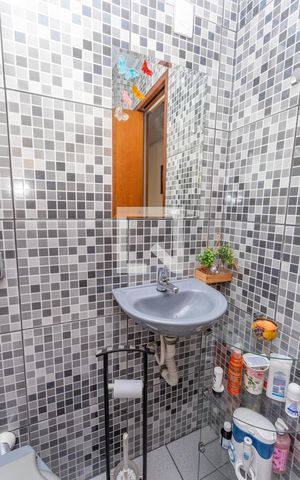 Casa à venda com 197m², 5 quartos e 2 vagas Casa à venda com 197m², 5 quartos e 2 vagasCasa 2 - Banheiro