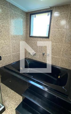 Casa de condomínio para alugar com 1000m², 4 quartos e 4 vagas Casa de condomínio para alugar com 1000m², 4 quartos e 4 vagasBanheiro Suíte 3