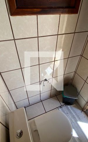 Casa de condomínio para alugar com 1000m², 4 quartos e 4 vagas Casa de condomínio para alugar com 1000m², 4 quartos e 4 vagasBanheiro de Serviço