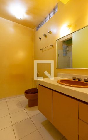 Apartamento à venda com 135m², 3 quartos e 1 vaga Apartamento à venda com 135m², 3 quartos e 1 vagaBanheiro da suíte