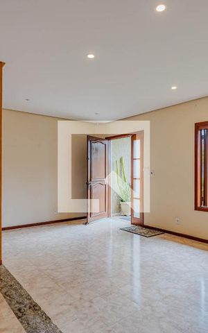 Casa de condomínio à venda com 380m², 4 quartos e 2 vagas Casa de condomínio à venda com 380m², 4 quartos e 2 vagasSala
