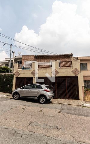 Casa à venda com 150m², 3 quartos e 2 vagas Casa à venda com 150m², 3 quartos e 2 vagasFachada