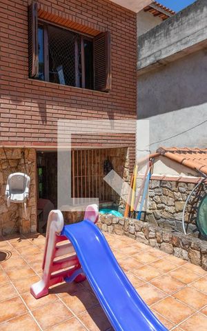 Casa à venda com 300m², 4 quartos e 3 vagas Casa à venda com 300m², 4 quartos e 3 vagasVaranda