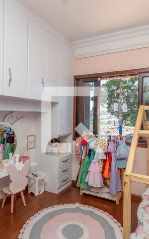 Casa à venda com 300m², 4 quartos e 3 vagas Casa à venda com 300m², 4 quartos e 3 vagasQuarto 4