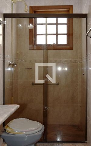 Casa à venda com 300m², 3 quartos e 4 vagasBanheiro Suíte 2