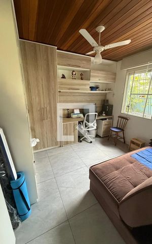 Casa à venda com 160m², 3 quartos e 1 vaga Casa à venda com 160m², 3 quartos e 1 vagaEscritório