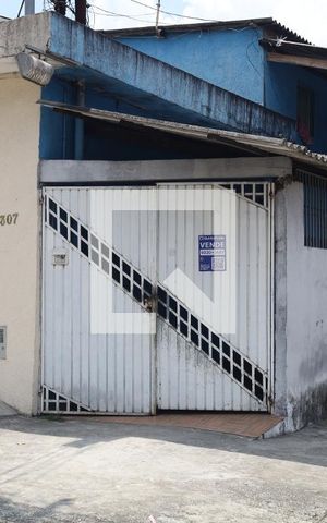 Casa à venda com 250m², 3 quartos e 2 vagasFachada do imóvel - Placa instalada no portão do imóvel