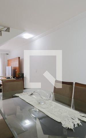 Casa de condomínio à venda com 174m², 4 quartos e 2 vagas Casa de condomínio à venda com 174m², 4 quartos e 2 vagasSala de estar