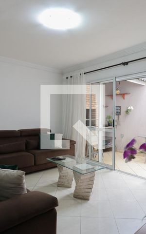 Casa de condomínio à venda com 174m², 4 quartos e 2 vagas Casa de condomínio à venda com 174m², 4 quartos e 2 vagasSala de estar