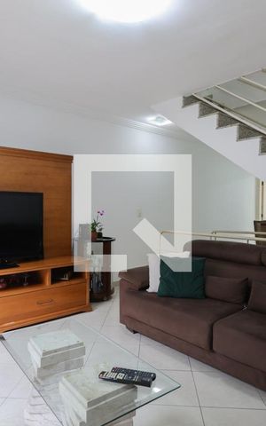 Casa de condomínio à venda com 174m², 4 quartos e 2 vagas Casa de condomínio à venda com 174m², 4 quartos e 2 vagasSala de estar
