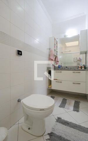 Casa de condomínio à venda com 174m², 4 quartos e 2 vagas Casa de condomínio à venda com 174m², 4 quartos e 2 vagasBanheiro da Suíte 2