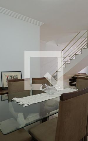 Casa de condomínio à venda com 174m², 4 quartos e 2 vagas Casa de condomínio à venda com 174m², 4 quartos e 2 vagasSala de estar