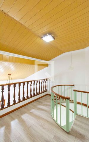 Casa à venda com 183m², 3 quartos e 4 vagas Casa à venda com 183m², 3 quartos e 4 vagasEscada