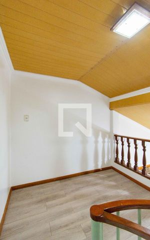 Casa à venda com 183m², 3 quartos e 4 vagas Casa à venda com 183m², 3 quartos e 4 vagasEscada