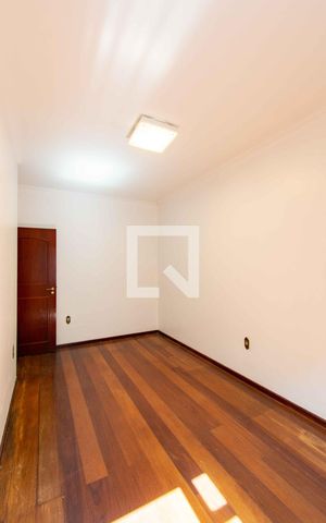 Casa à venda com 500m², 5 quartos e 4 vagas Casa à venda com 500m², 5 quartos e 4 vagasQuarto 5