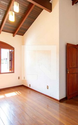 Casa à venda com 500m², 5 quartos e 4 vagas Casa à venda com 500m², 5 quartos e 4 vagasQuarto 4