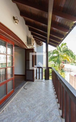 Casa à venda com 500m², 5 quartos e 4 vagas Casa à venda com 500m², 5 quartos e 4 vagasVaranda