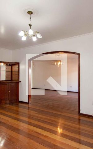 Casa à venda com 500m², 5 quartos e 4 vagas Casa à venda com 500m², 5 quartos e 4 vagasSala