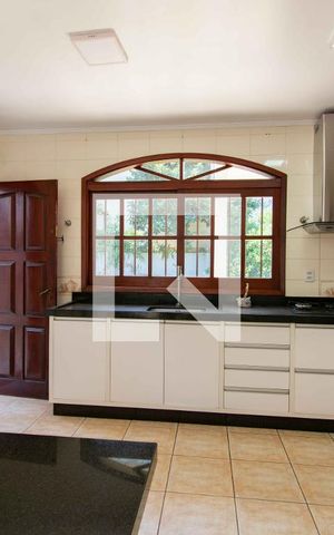 Casa à venda com 500m², 5 quartos e 4 vagas Casa à venda com 500m², 5 quartos e 4 vagasCozinha