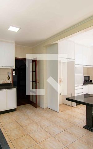 Casa à venda com 500m², 5 quartos e 4 vagas Casa à venda com 500m², 5 quartos e 4 vagasCozinha