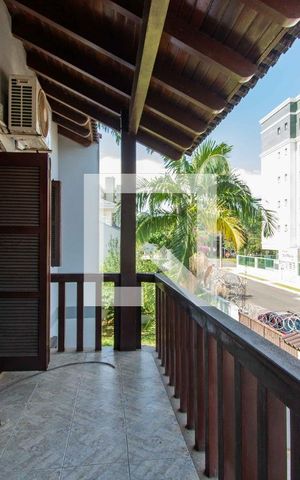 Casa à venda com 500m², 5 quartos e 4 vagas Casa à venda com 500m², 5 quartos e 4 vagasVaranda