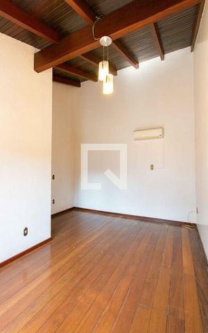 Casa à venda com 500m², 5 quartos e 4 vagas Casa à venda com 500m², 5 quartos e 4 vagasQuarto 5