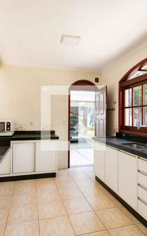 Casa à venda com 500m², 5 quartos e 4 vagas Casa à venda com 500m², 5 quartos e 4 vagasCozinha