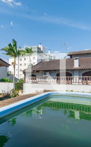 Casa à venda com 500m², 5 quartos e 4 vagas Casa à venda com 500m², 5 quartos e 4 vagasÁrea Externa