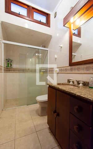 Casa à venda com 500m², 5 quartos e 4 vagas Casa à venda com 500m², 5 quartos e 4 vagasBanheiro 2