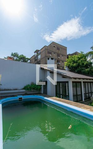 Casa à venda com 500m², 5 quartos e 4 vagas Casa à venda com 500m², 5 quartos e 4 vagasÁrea Externa