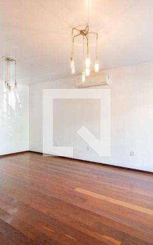 Casa à venda com 500m², 5 quartos e 4 vagas Casa à venda com 500m², 5 quartos e 4 vagasSala