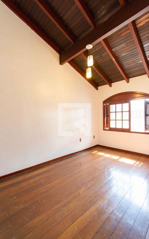 Casa à venda com 500m², 5 quartos e 4 vagas Casa à venda com 500m², 5 quartos e 4 vagasQuarto 4
