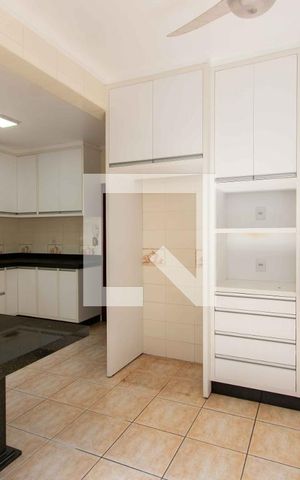 Casa à venda com 500m², 5 quartos e 4 vagas Casa à venda com 500m², 5 quartos e 4 vagasCozinha