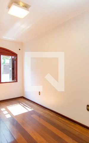 Casa à venda com 500m², 5 quartos e 4 vagas Casa à venda com 500m², 5 quartos e 4 vagasQuarto 5