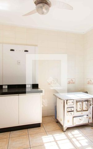 Casa à venda com 500m², 5 quartos e 4 vagas Casa à venda com 500m², 5 quartos e 4 vagasCozinha