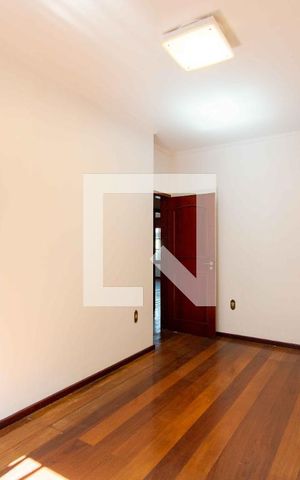 Casa à venda com 500m², 5 quartos e 4 vagas Casa à venda com 500m², 5 quartos e 4 vagasQuarto 5