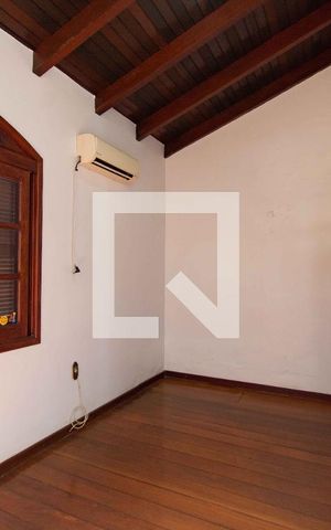 Casa à venda com 500m², 5 quartos e 4 vagas Casa à venda com 500m², 5 quartos e 4 vagasQuarto 3